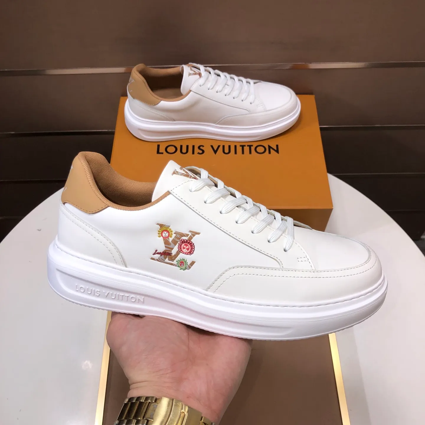 Factory batch 640💰original development, quality shipment, welcome to compare - LV sneaker series sports shoes introduce the loose silhouette of the ready-to-wear series into the spring and summer men's wear shows and make an eye-catching appearance. The cow leather upper is combined with rough fabric laces, and colorful beading highlights the brand's classic elements. LV letters mark the tongue and Monogram floral outsole. Mixed materials Made of top-grain cowhide, thick shoelace design, large Monogram print on the side, mesh lining and cotton feet, the comfort is as extreme as ever, premium heritage, quality first, worth owning! Size: Men’s 38-45 (45 is custom-made and cannot be returned or exchanged)